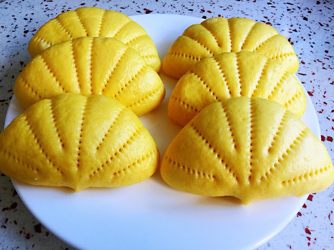 为了消耗家里存放的南瓜,我就变着花样整面食