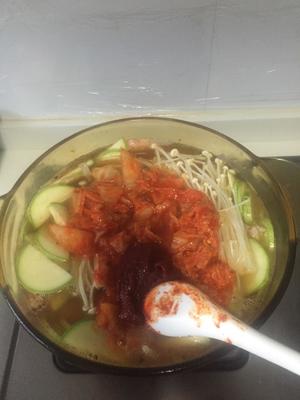 韩式五花肉泡菜海鲜汤的做法 步骤3