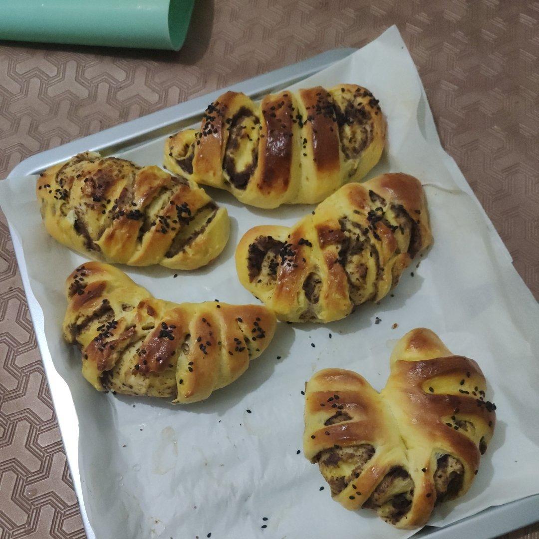 松软可口的红豆沙面包卷