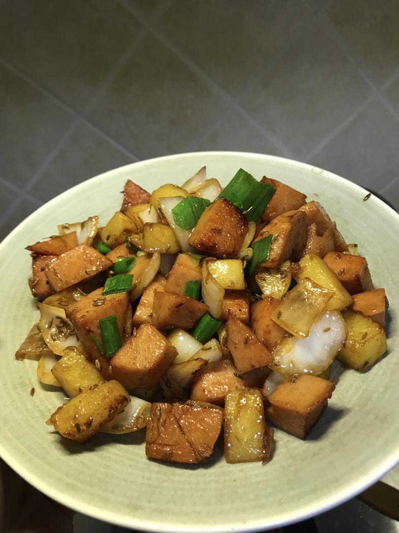 香辣过瘾的孜然土豆火腿，比路边摊还好吃