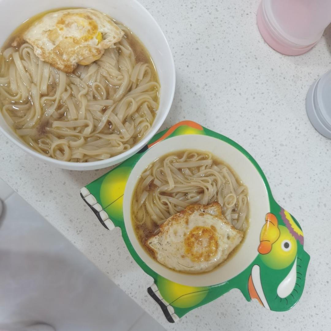 十分钟搞定！！酱汁浓郁好吃的荷包蛋焖面