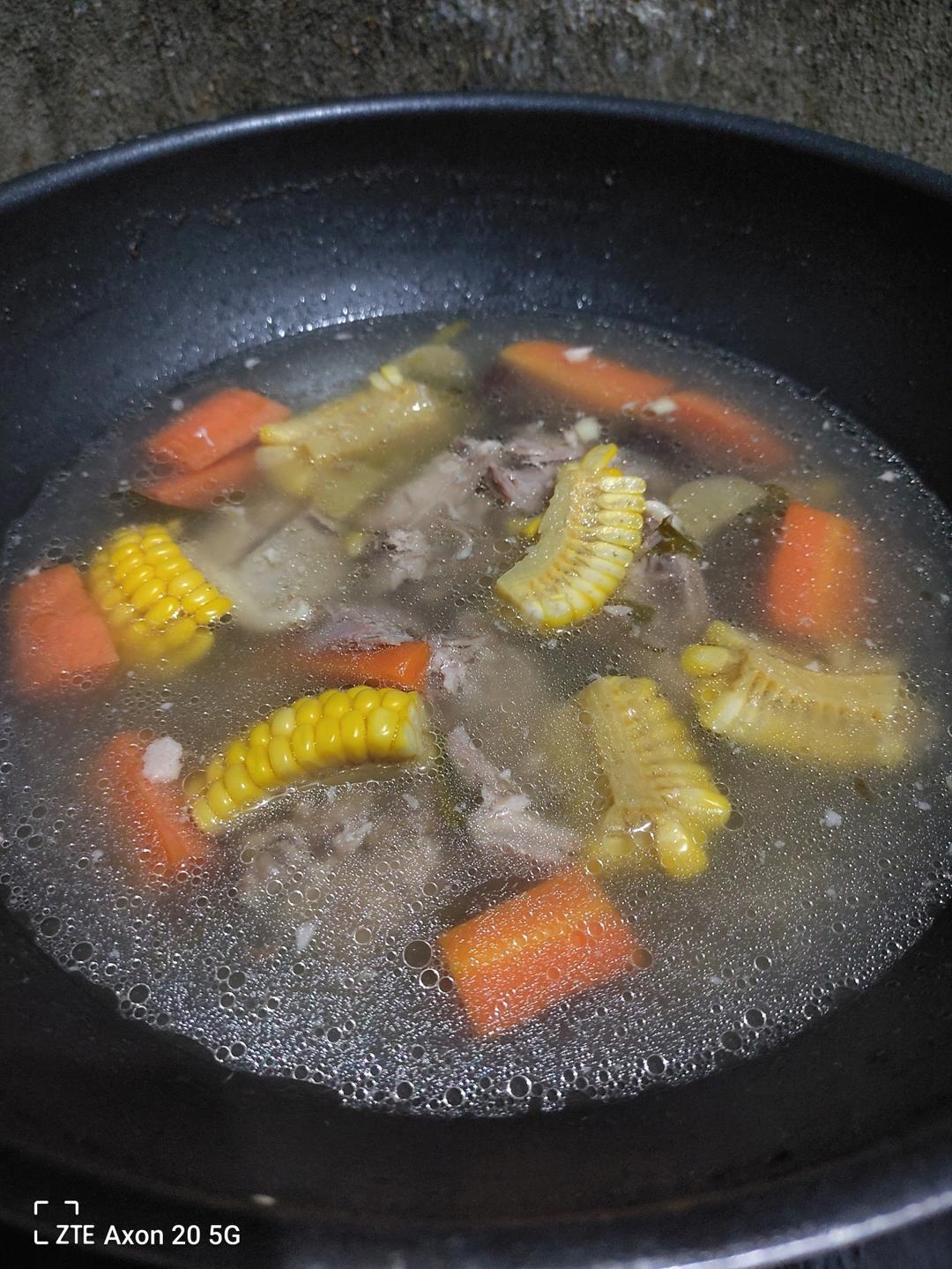 玉米胡萝卜鸭腿汤