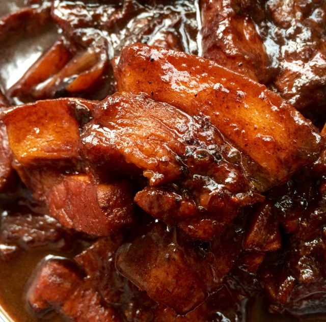 吃着碗里望着锅里的红烧肉