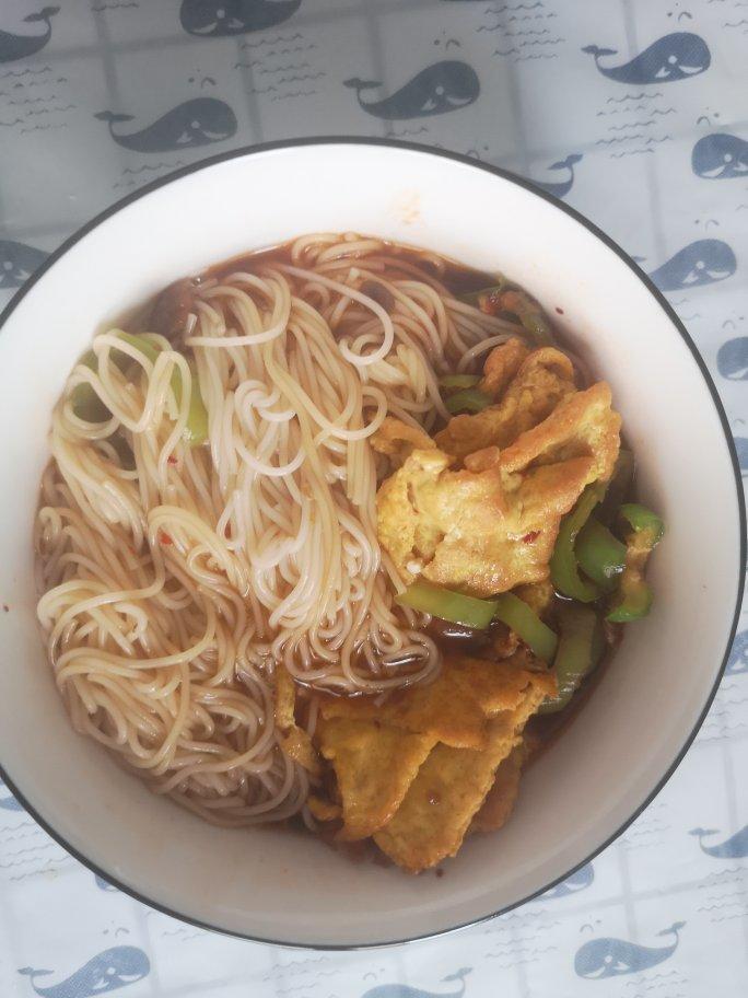 挂面神仙吃法㊙️香到舔盘子的青椒鸡蛋拌面