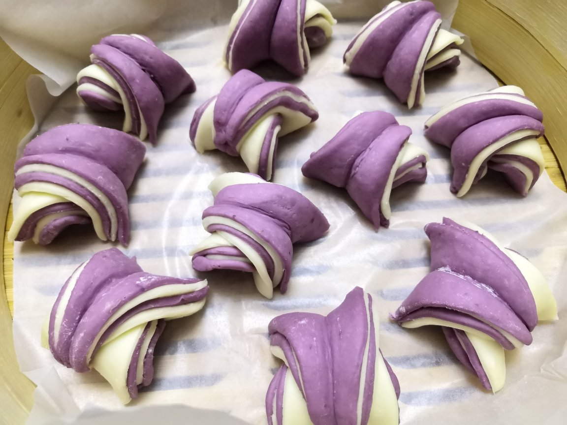 做法简单又好吃的『紫薯双色花卷』