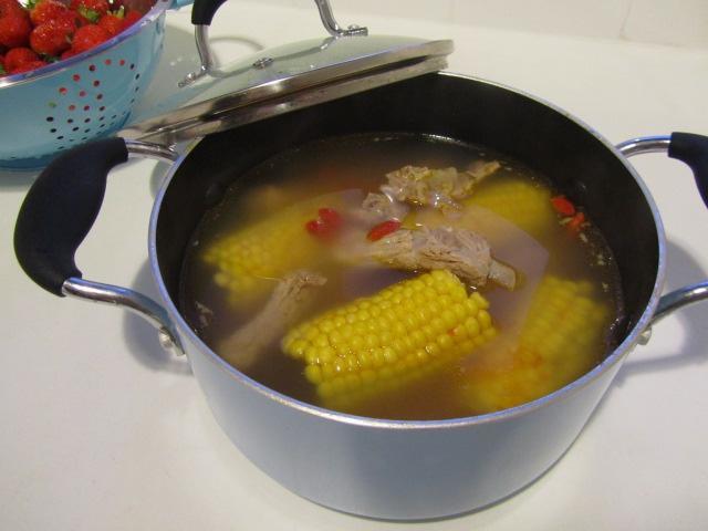 酒酿玉米排骨汤的做法