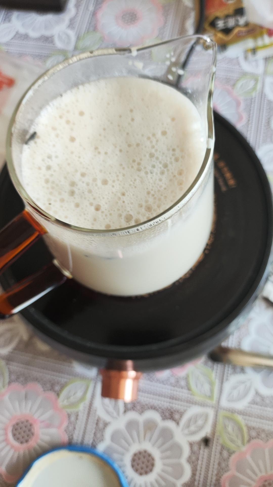 电陶炉煮奶茶    (有大杯用大杯，因为会溢出来！！！)       (大杯用20克茶叶。)