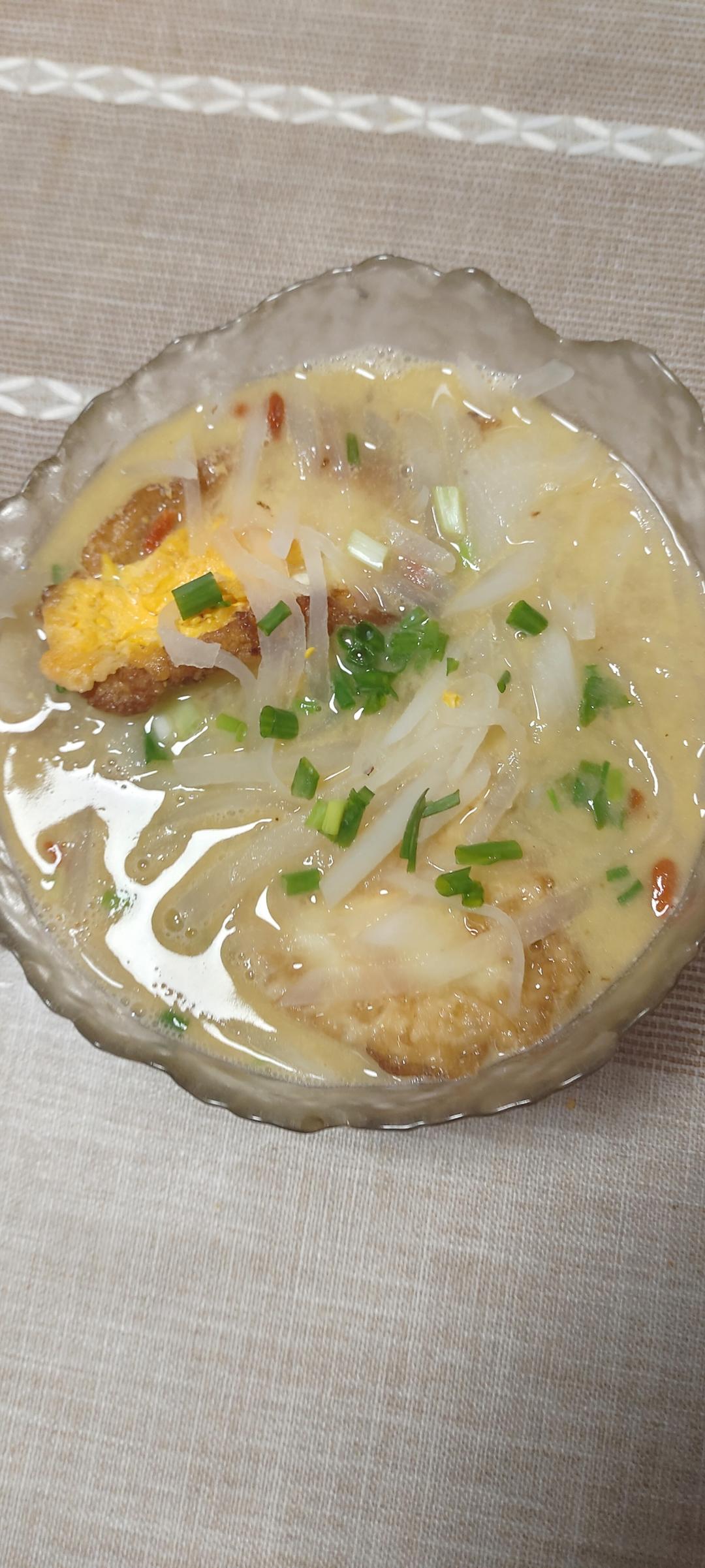 适合宝宝秋天喝的汤·煎蛋白萝卜汤