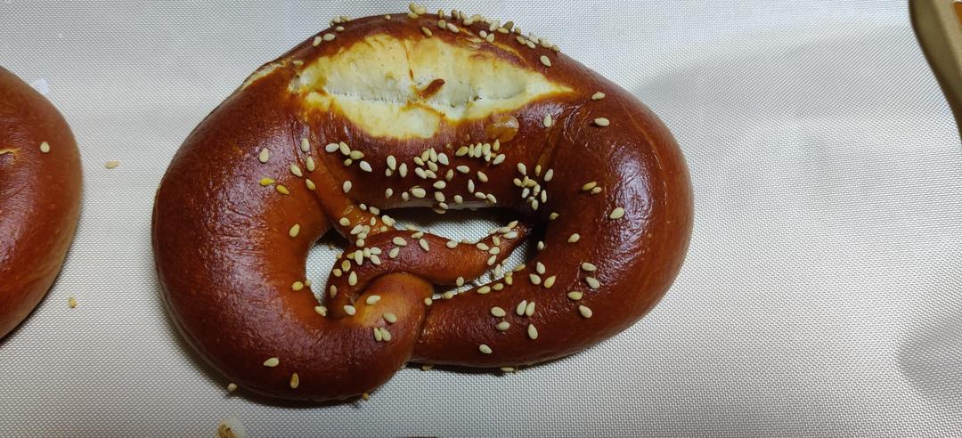 xamjy做的德国碱水面包(普雷结)