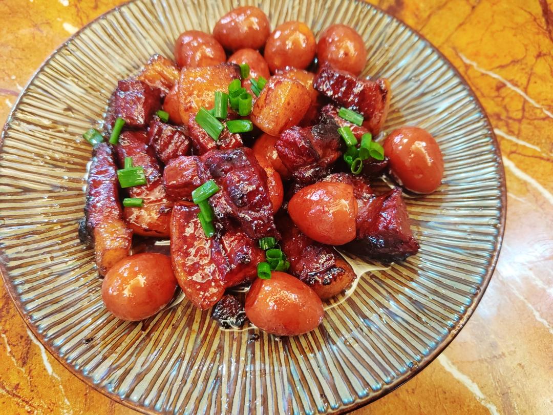 加了鹌鹑蛋后，这盘红烧肉，美味的逆天啦——鹌鹑蛋烧肉（孔瑶食谱）