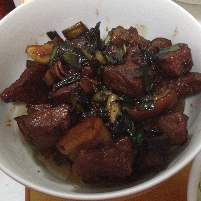 吃着碗里望着锅里的红烧肉