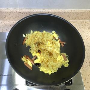 鸡蛋午餐肉炒方便面的做法 步骤6