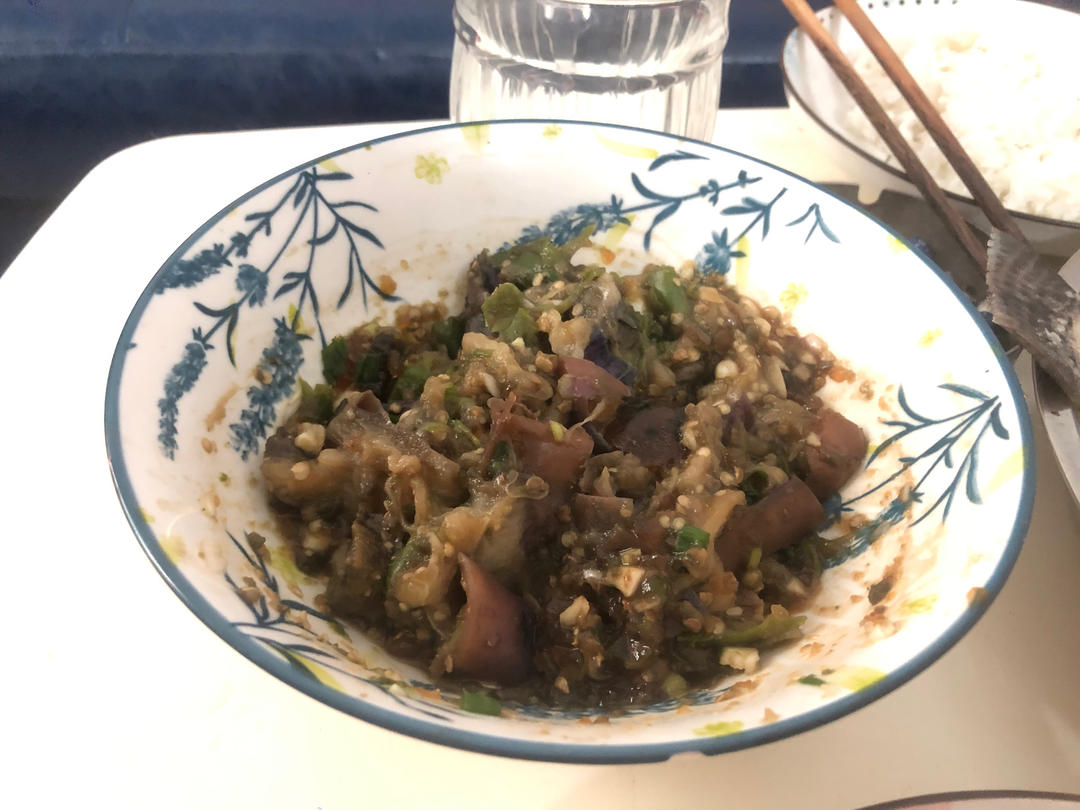 不要被它的外表吓到，吃一口会让你念念不忘辣椒擂皮蛋茄子