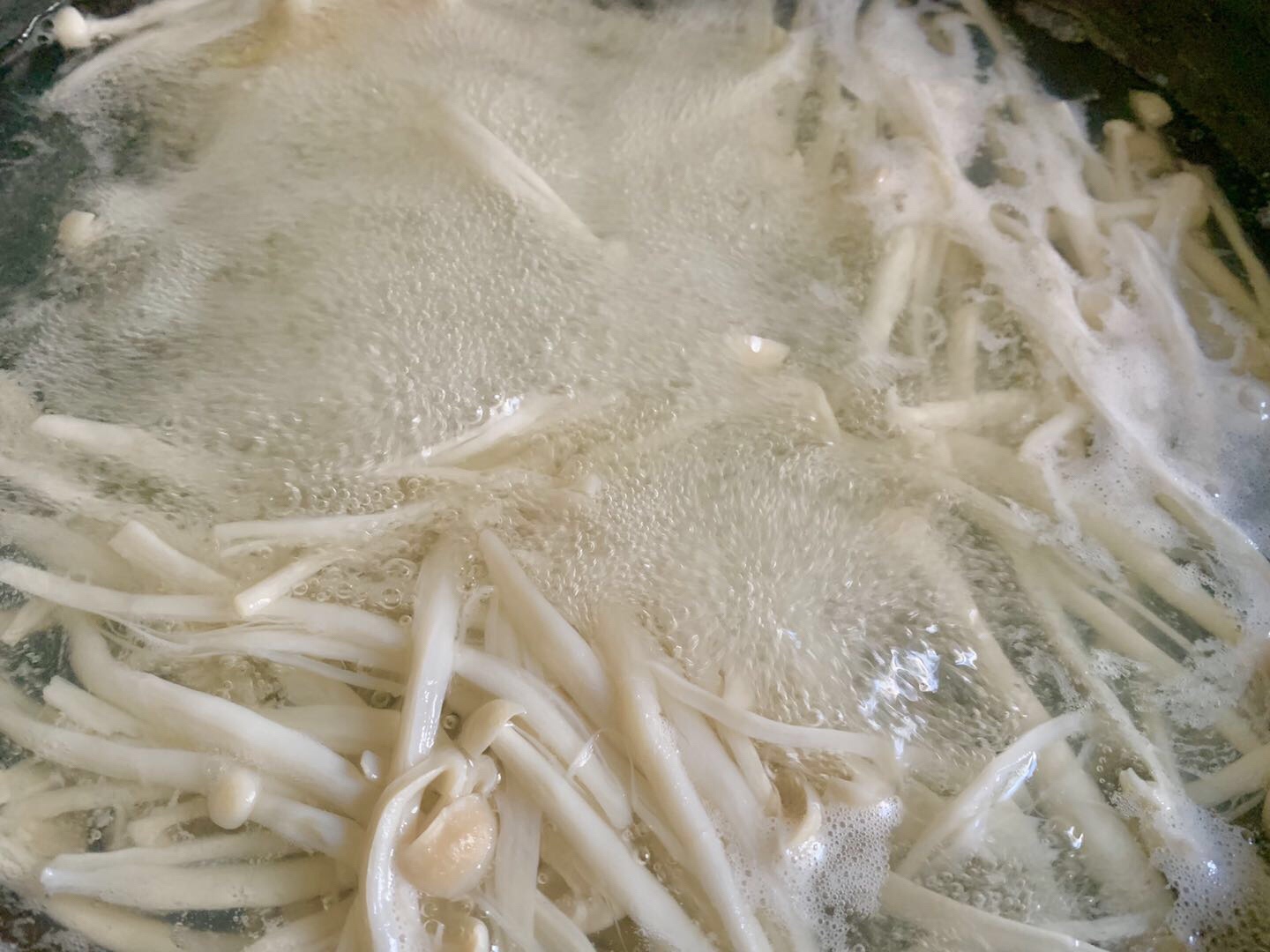 海鲜菇肉片汤的做法 步骤1