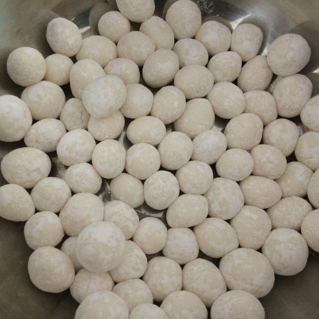 如何快速搓小汤圆且汤圆堆放在一起相互之间不粘连？