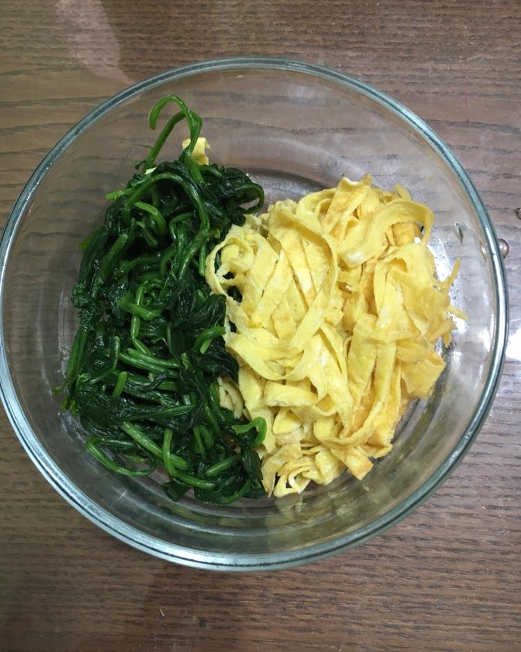 堂妈小厨——鸡蛋皮拌菠菜