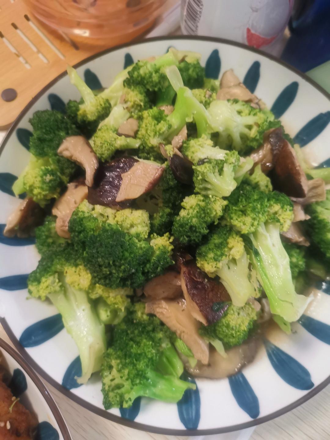 低脂好吃的西兰花炒香菇