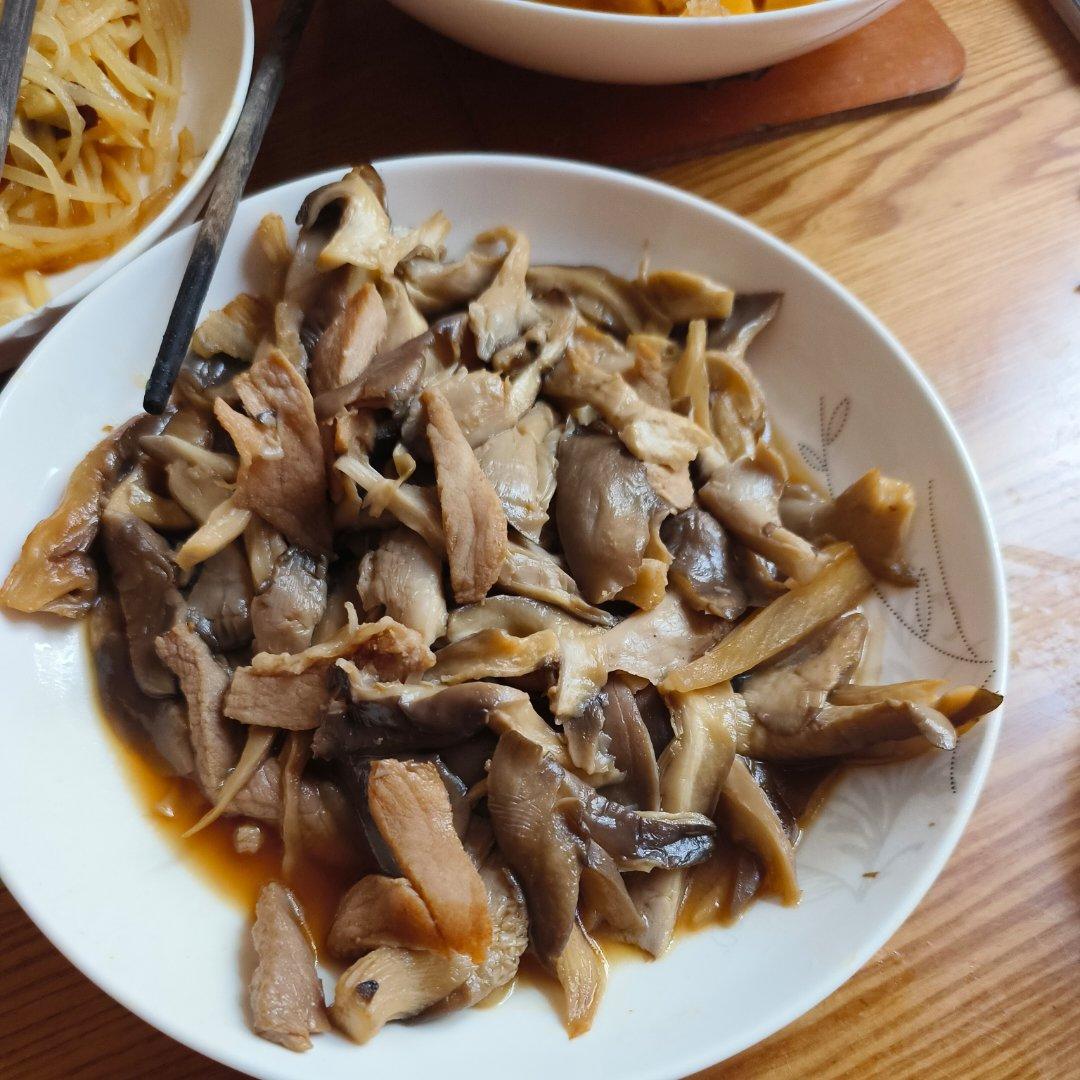 简单美味的蘑菇炒肉