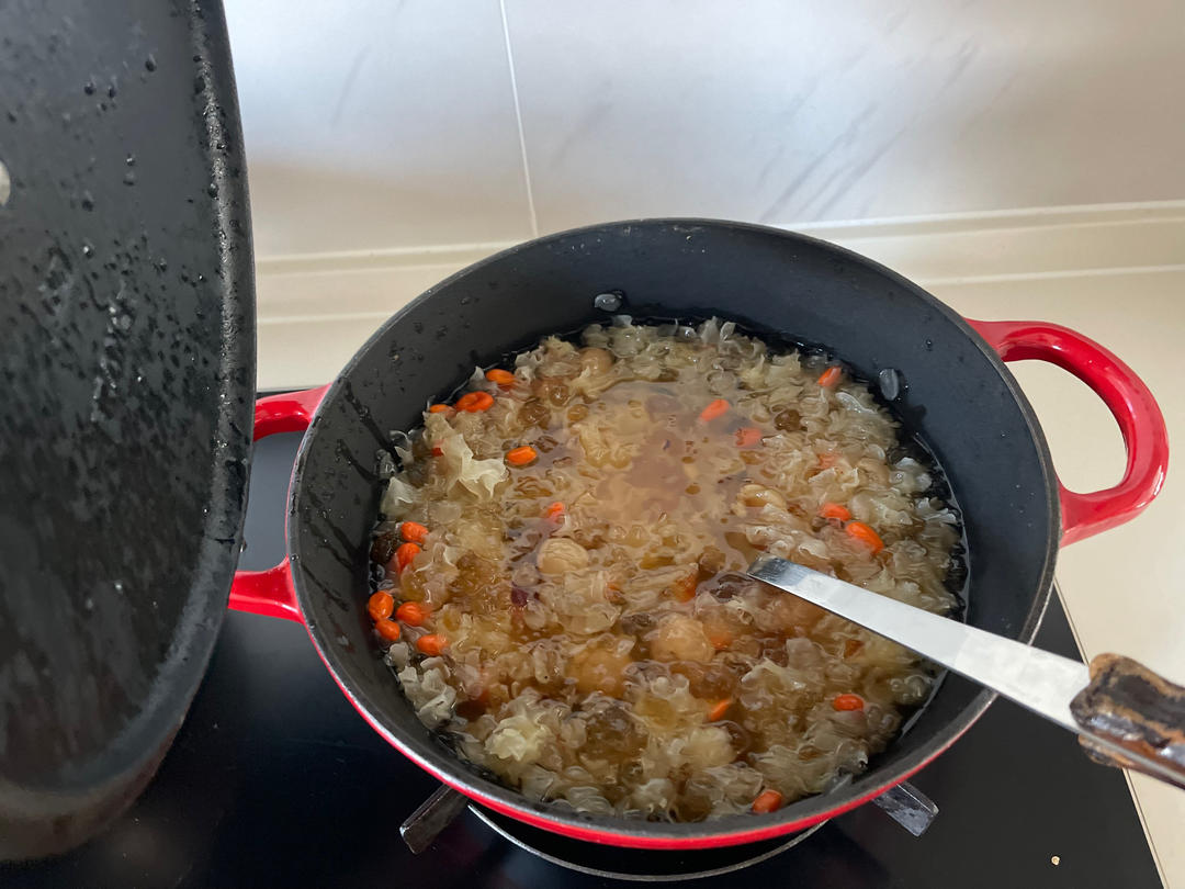 《桃胶皂角米雪燕银耳牛奶羹》据说一碗等于敷30片面膜的功效