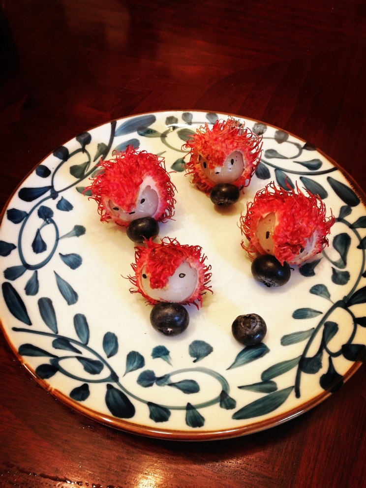 红毛丹小刺猬摘果果水果拼盘的做法
