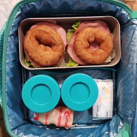 小学生的午餐饭盒