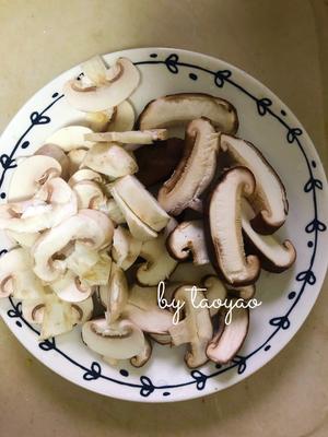 减肥之路——西兰花炒蘑菇 🥦🍋的做法 步骤2