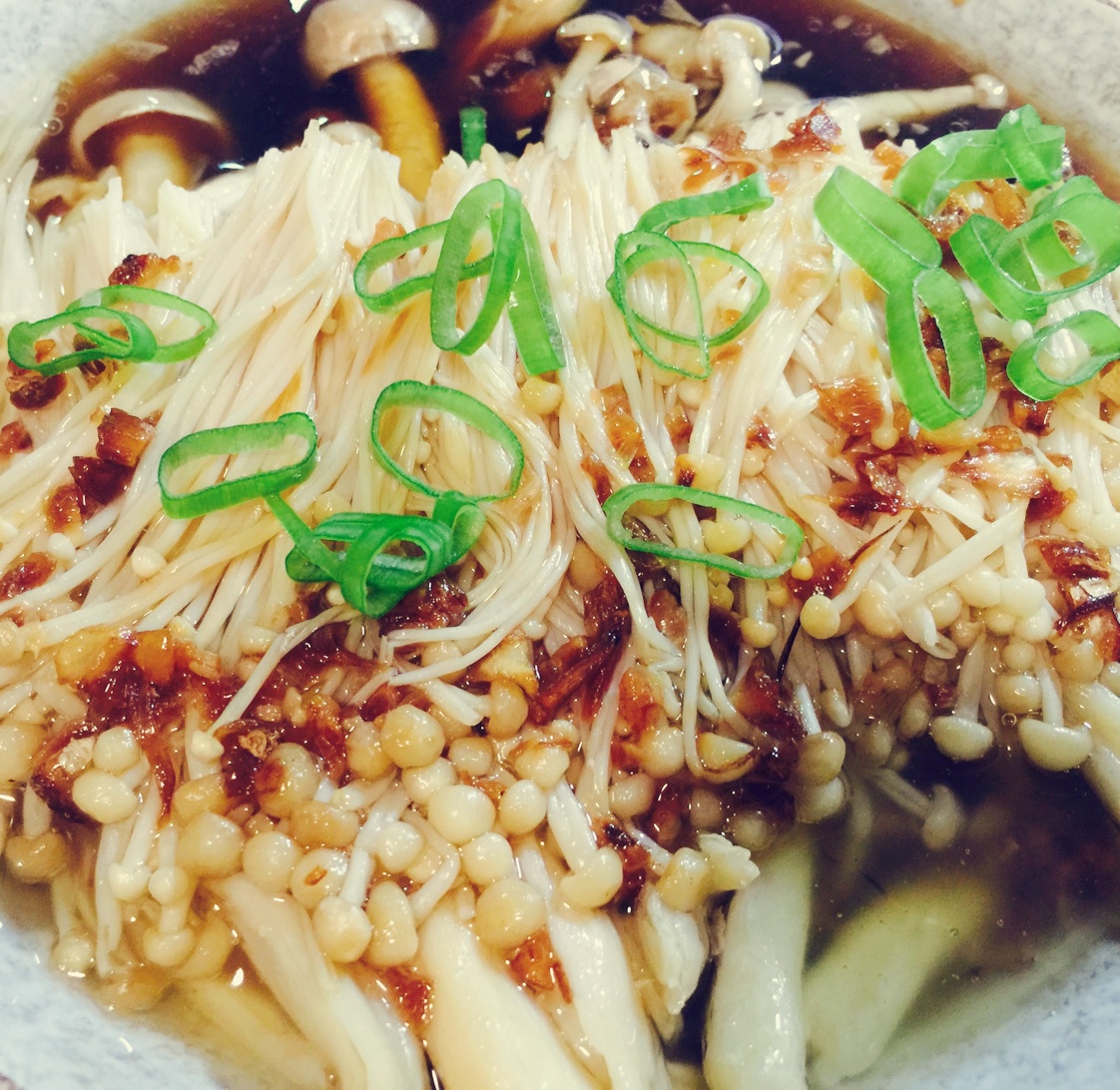 葱油金针菇——10分钟快手菜，你绝对不能错过的美味~