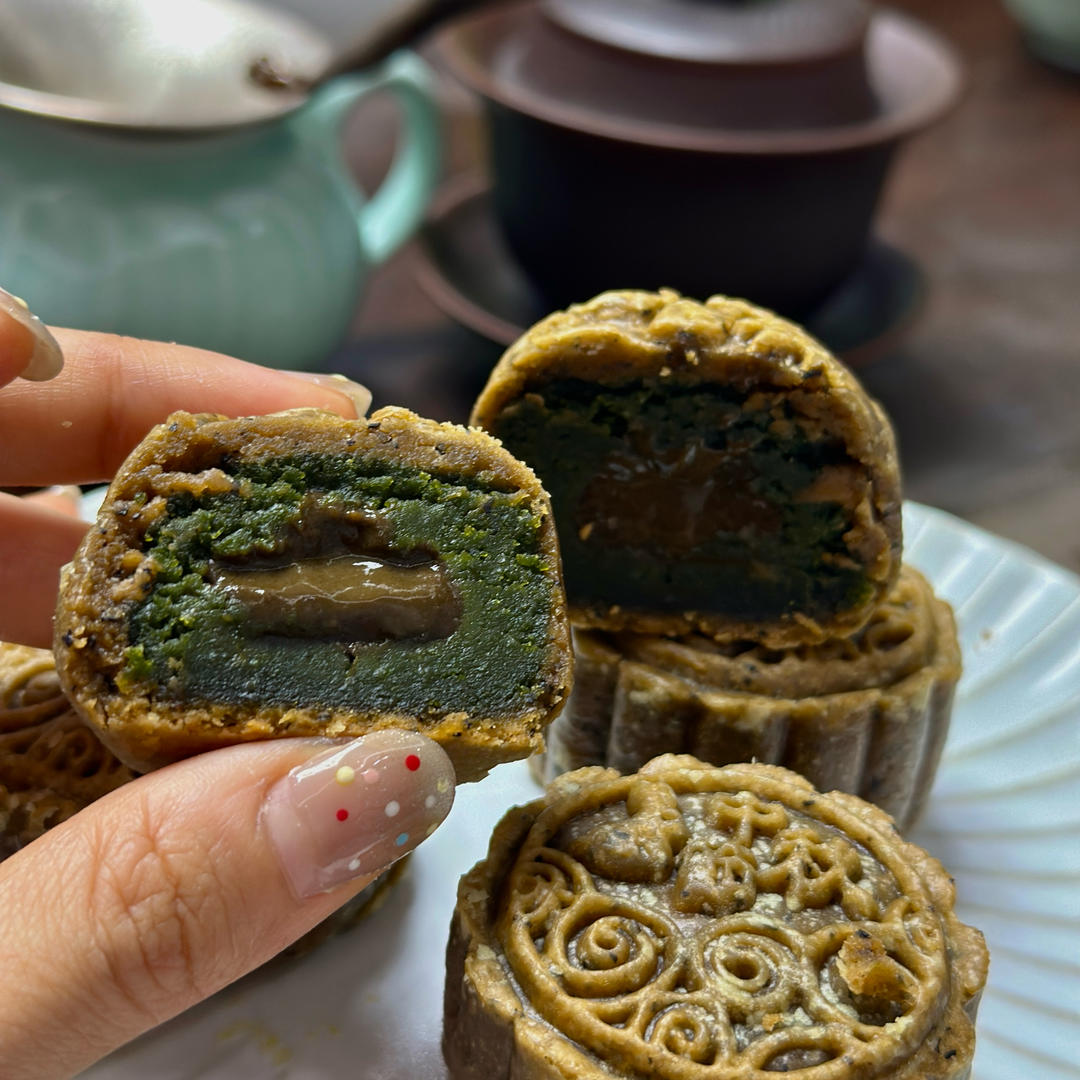 抹茶咸蛋黄流心月饼