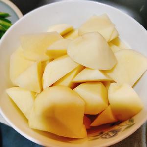 四季豆烧土豆的做法 步骤1
