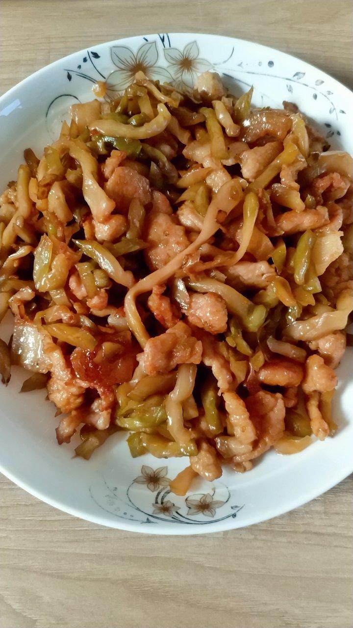 小新和萌小白做的榨菜肉丝