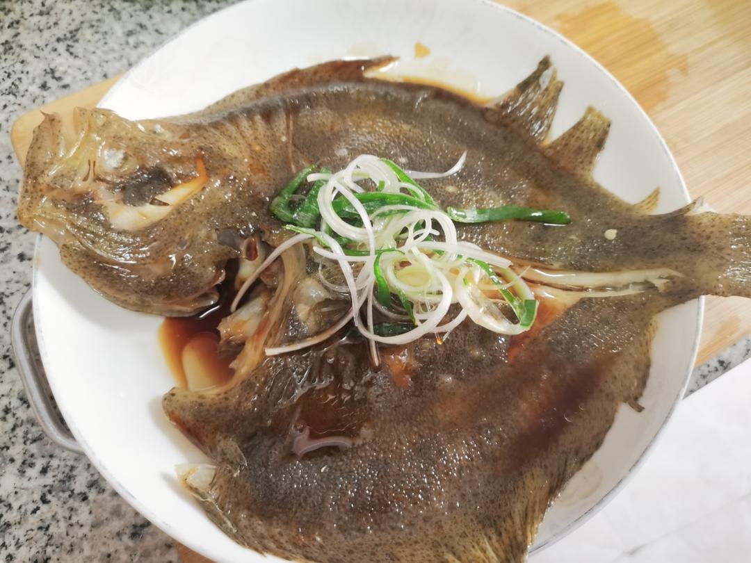 清蒸多宝鱼，很多人在先浇油还是先倒蒸鱼豉油这一步就做错啦
