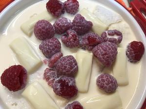 春日气息十足的白巧克力树莓面包布丁（消耗隔夜面包的好甜品😄）的做法 步骤14