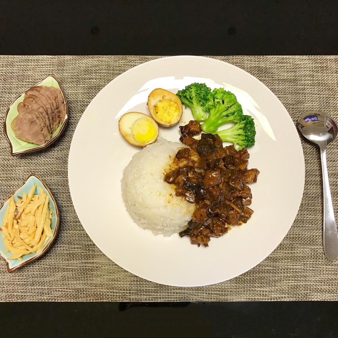 洋葱酥卤肉饭