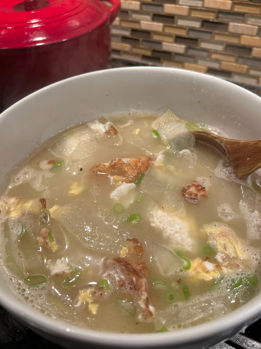 三伏天要多吃冬瓜，冬瓜汤这样做，汤鲜味美营养好喝，全家都爱喝