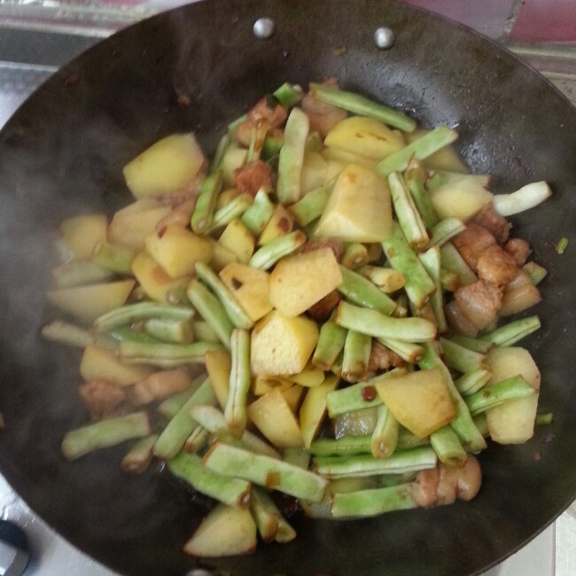 土豆芸豆五花肉