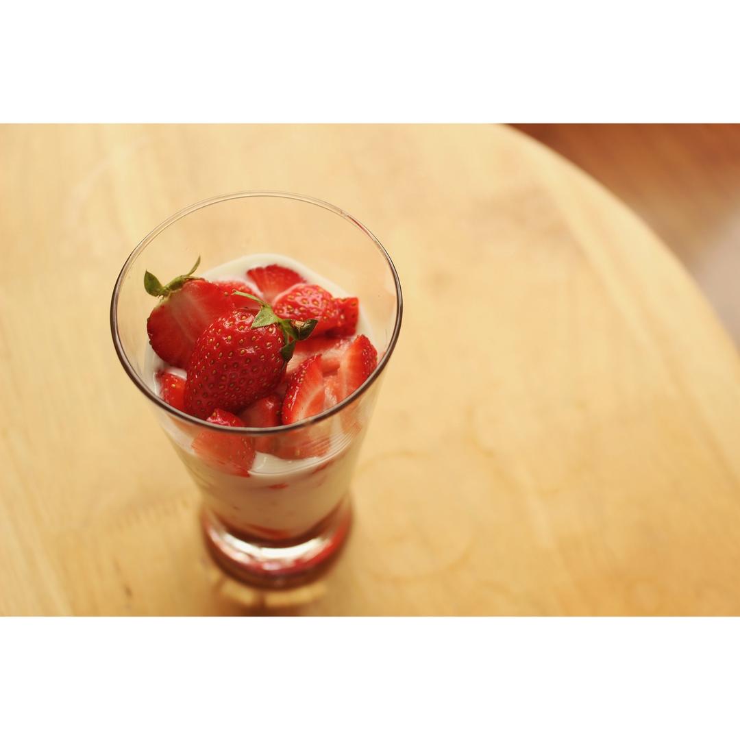 草莓芭菲-Strawberry Parfait