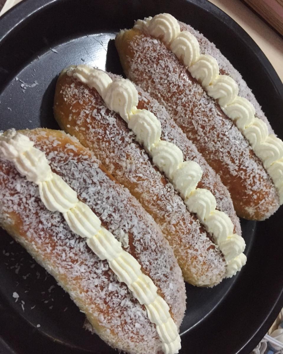 儿时去面包房必买的［椰丝奶油包］