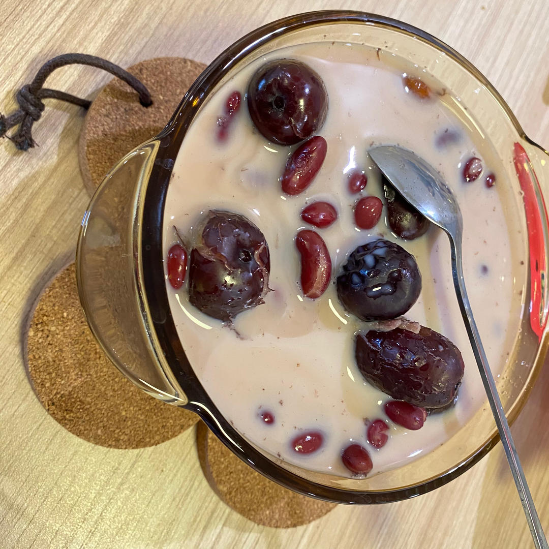 养颜补血的红豆牛奶羹