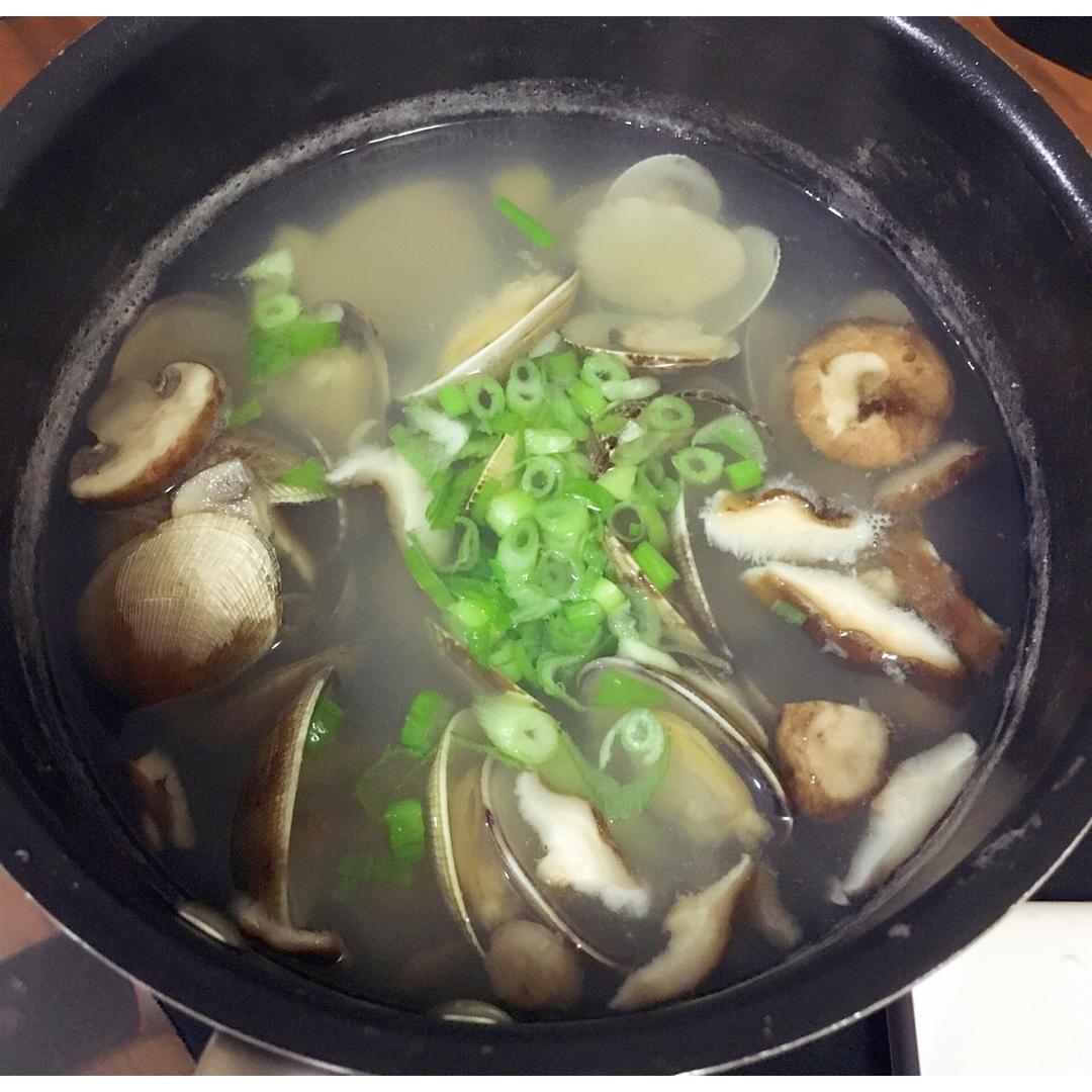 蛤蜊菌菇汤