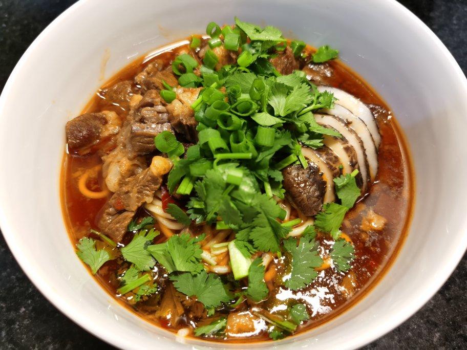 小郭小郭吃辽一锅做的川味香辣牛肉面