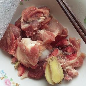 电饭锅炖排骨汤的做法 步骤2