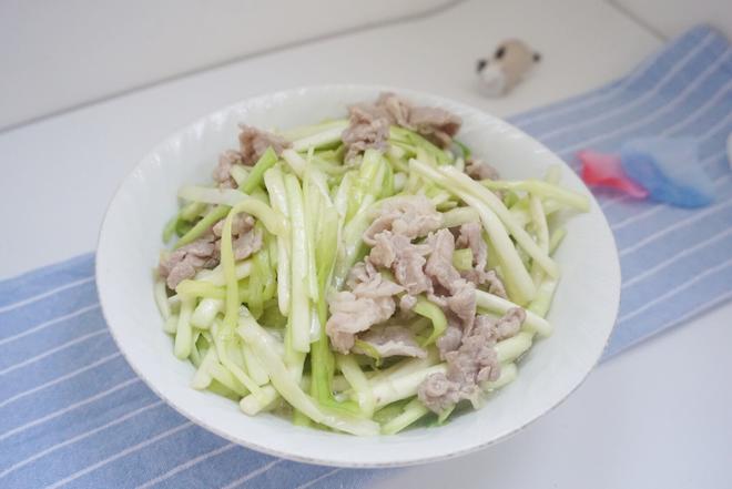 韭菜黄炒猪肉的做法