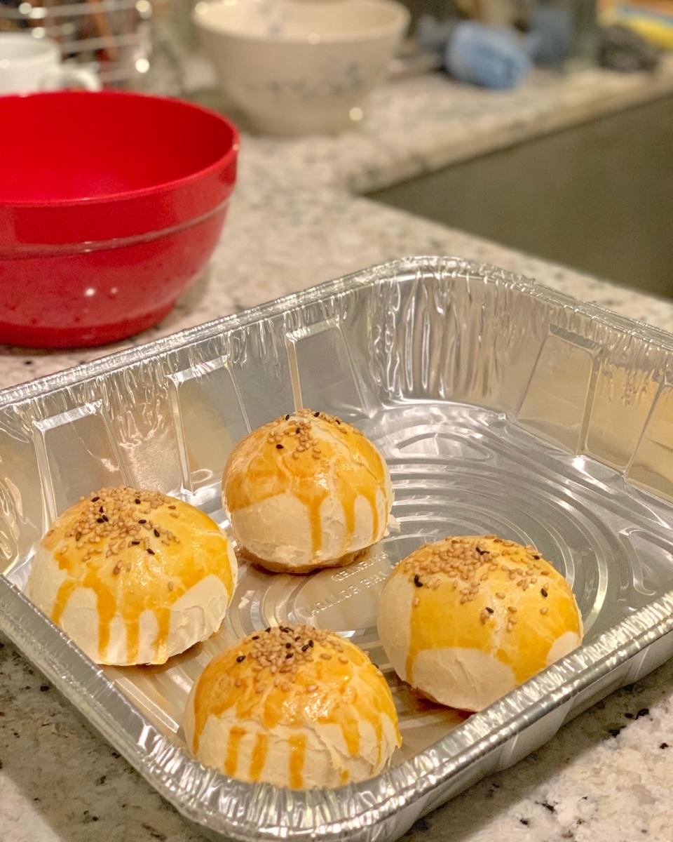 蛋黄酥 Danhuangsu