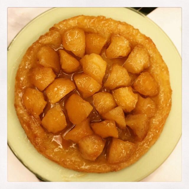 法式翻转焦糖苹果鞑靼塔 Tarte Tatin in Vanilla Bean Custard Sauce