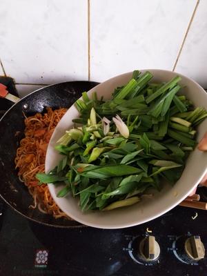 辣白菜五花肉炒辛拉面的做法 步骤8