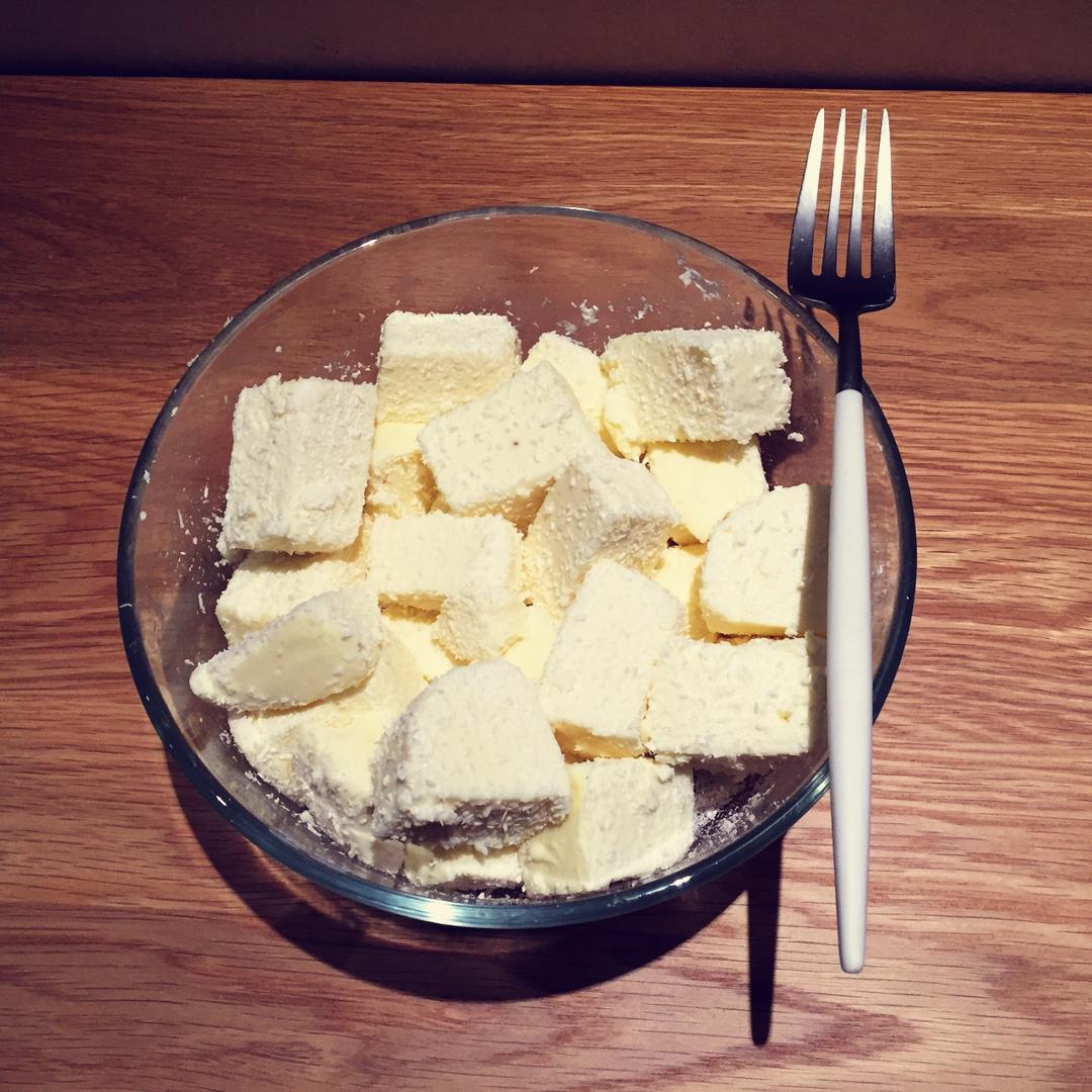 【视频】85度C 椰蓉牛奶小方～不用烤箱的夏日甜点