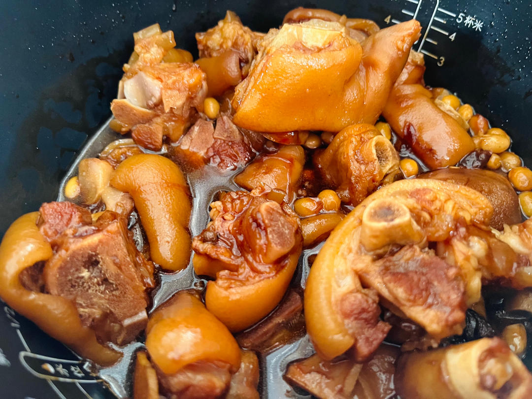 巨香巨入味的电饭煲卤猪蹄的做法