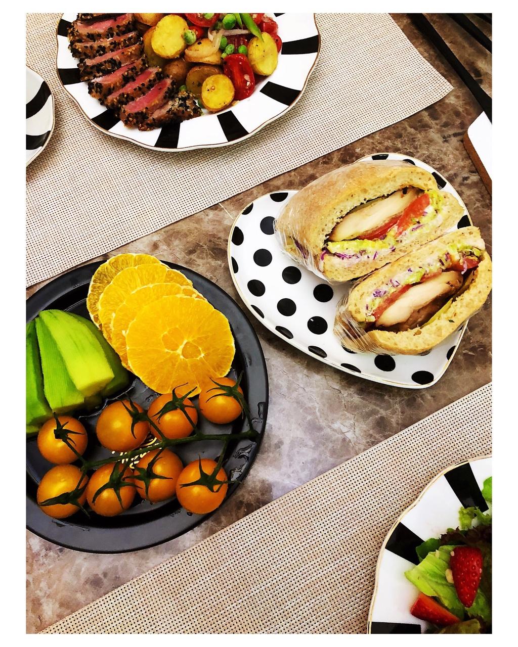 Pesto香蒜罗勒沙司鸡肉帕尼尼三明治