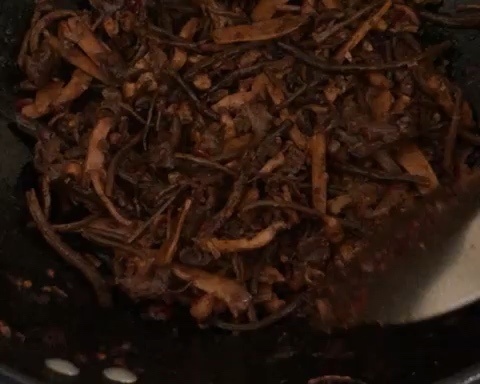 墨鱼干炒茶树菇的做法