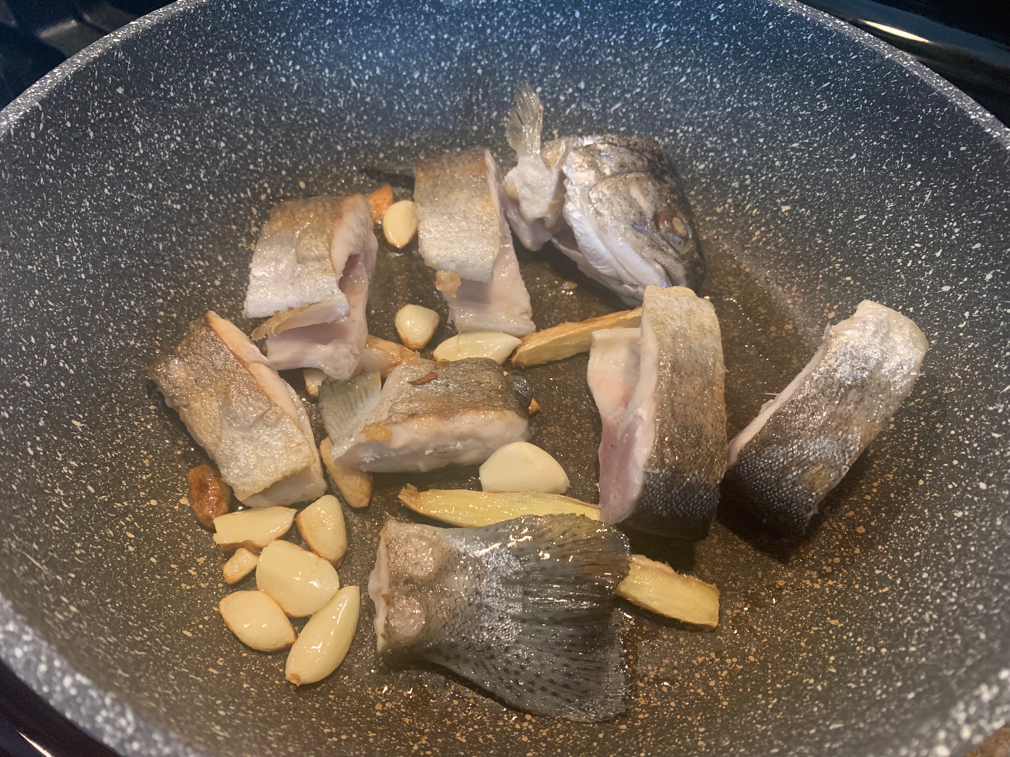 不放盐的豆腐炖粉条（有鱼在里面的那种😂）的做法 步骤3